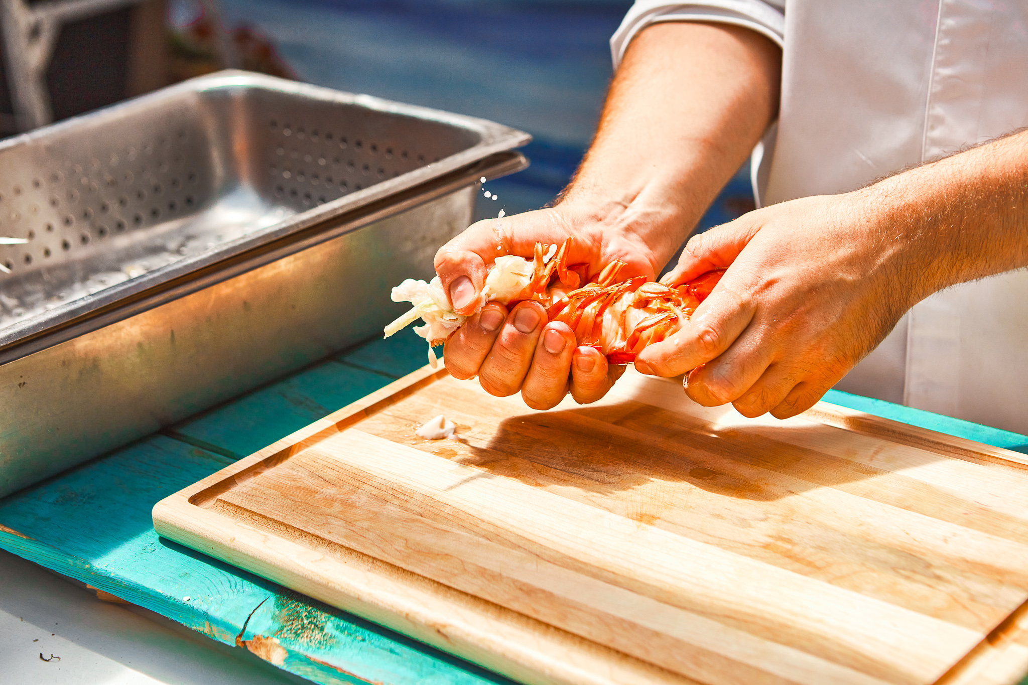 Image of À l'aide d'un linge de cuisine, détachez la grosse pince...