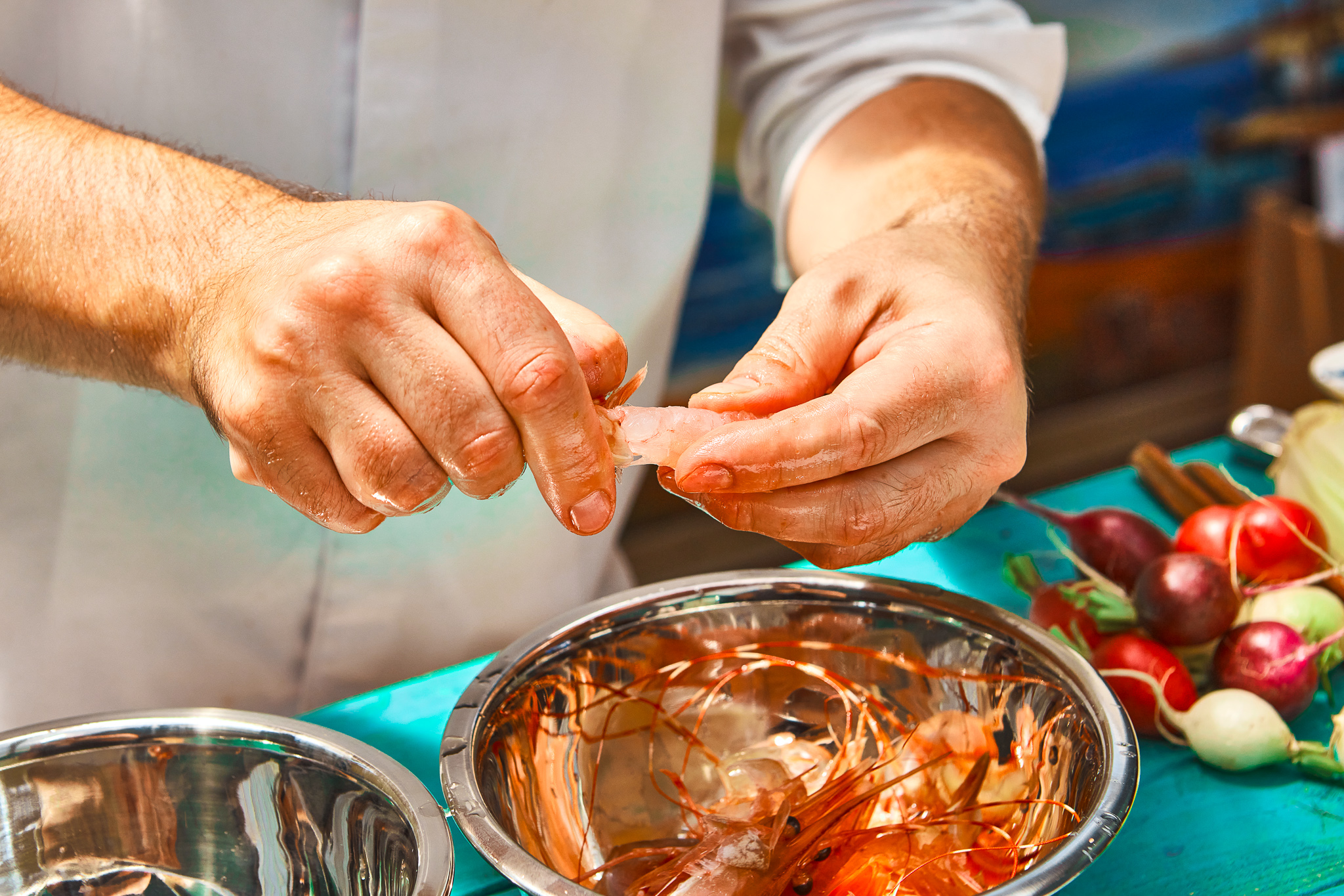 Image of Décortiquez la chair des crevettes de leur carapace.