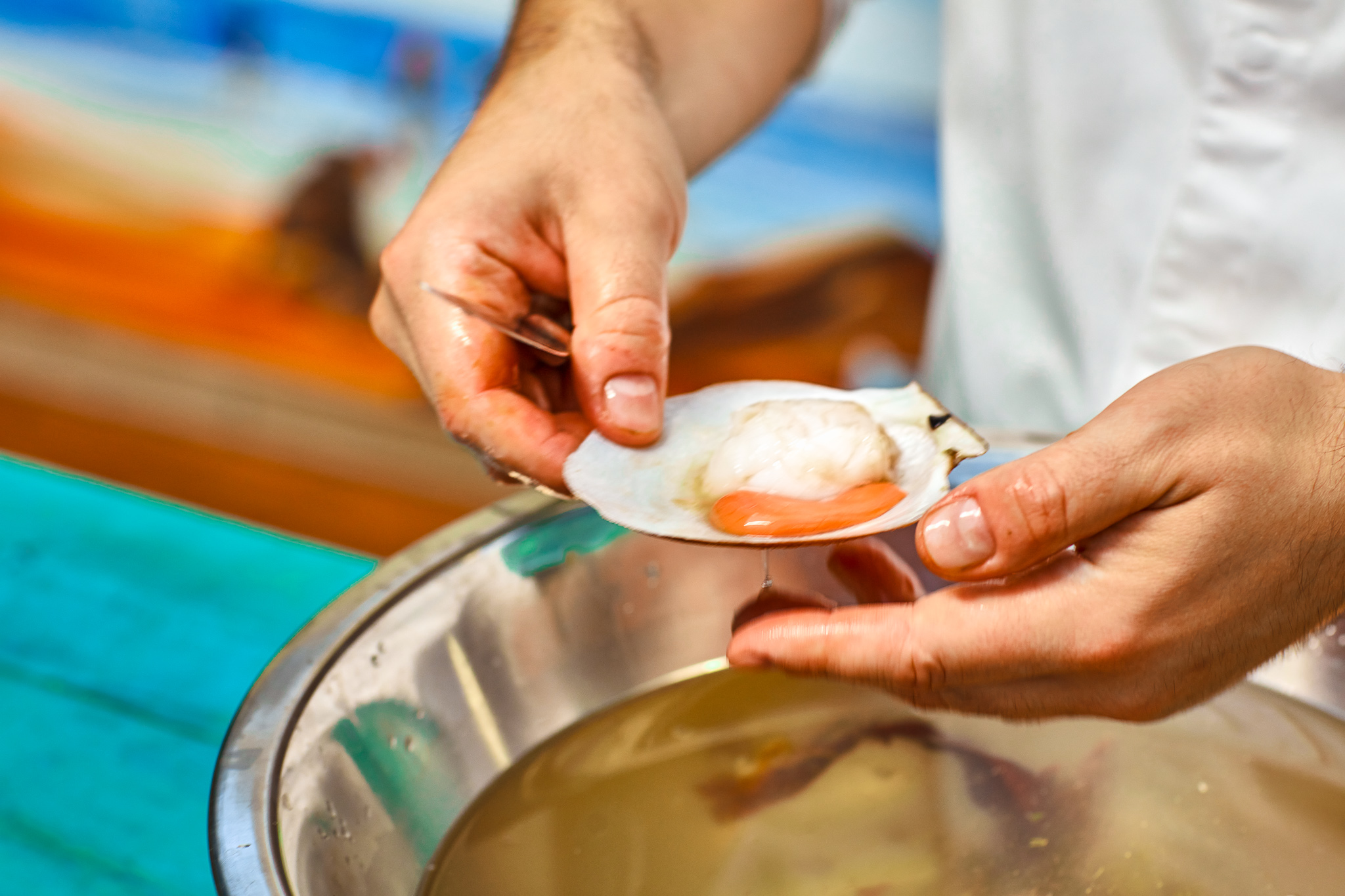 Image of Dans un bol d'eau froide, lavez la coquilles avec la...