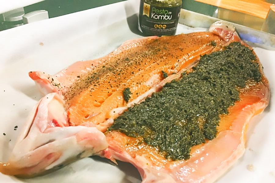 Omble au pesto d'algues avec risotto